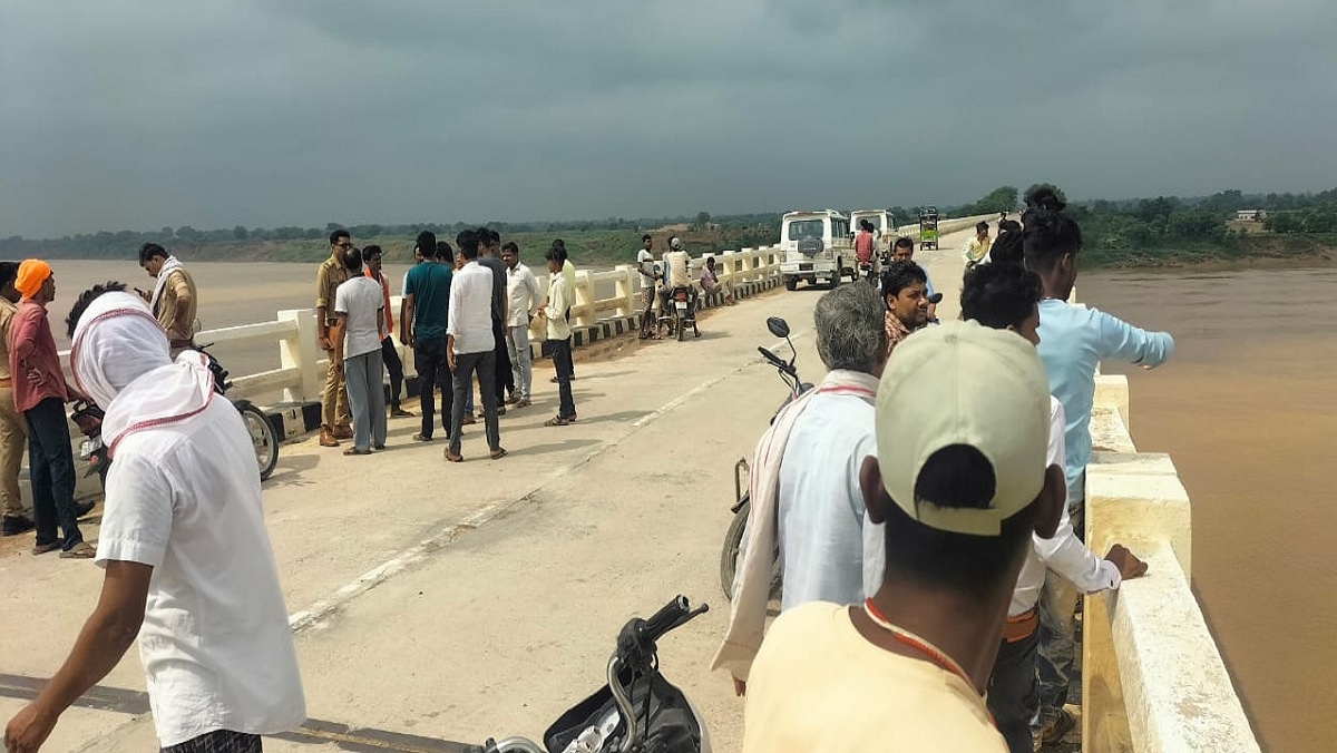 Banda: girl upset with her family jumped into river-divers are searching for her