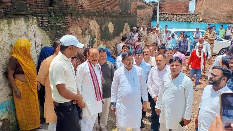 महोबा: मंत्री ने पीड़ित परिवार को बंधाया ढांढस-अधिकारियों को दिए निर्देश