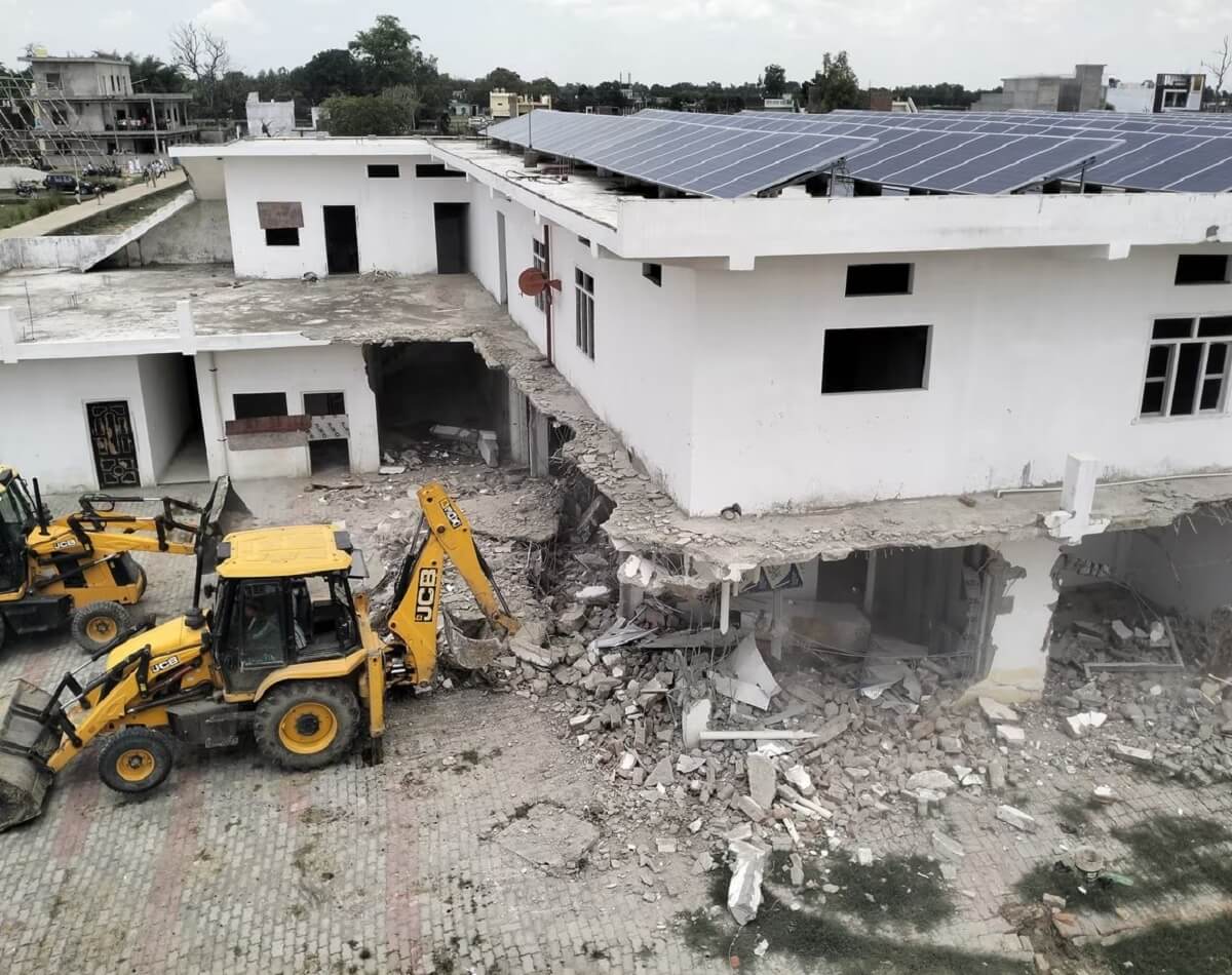 Bulldozer runs on Changur Baba's mansion in Balrampur for conversion 