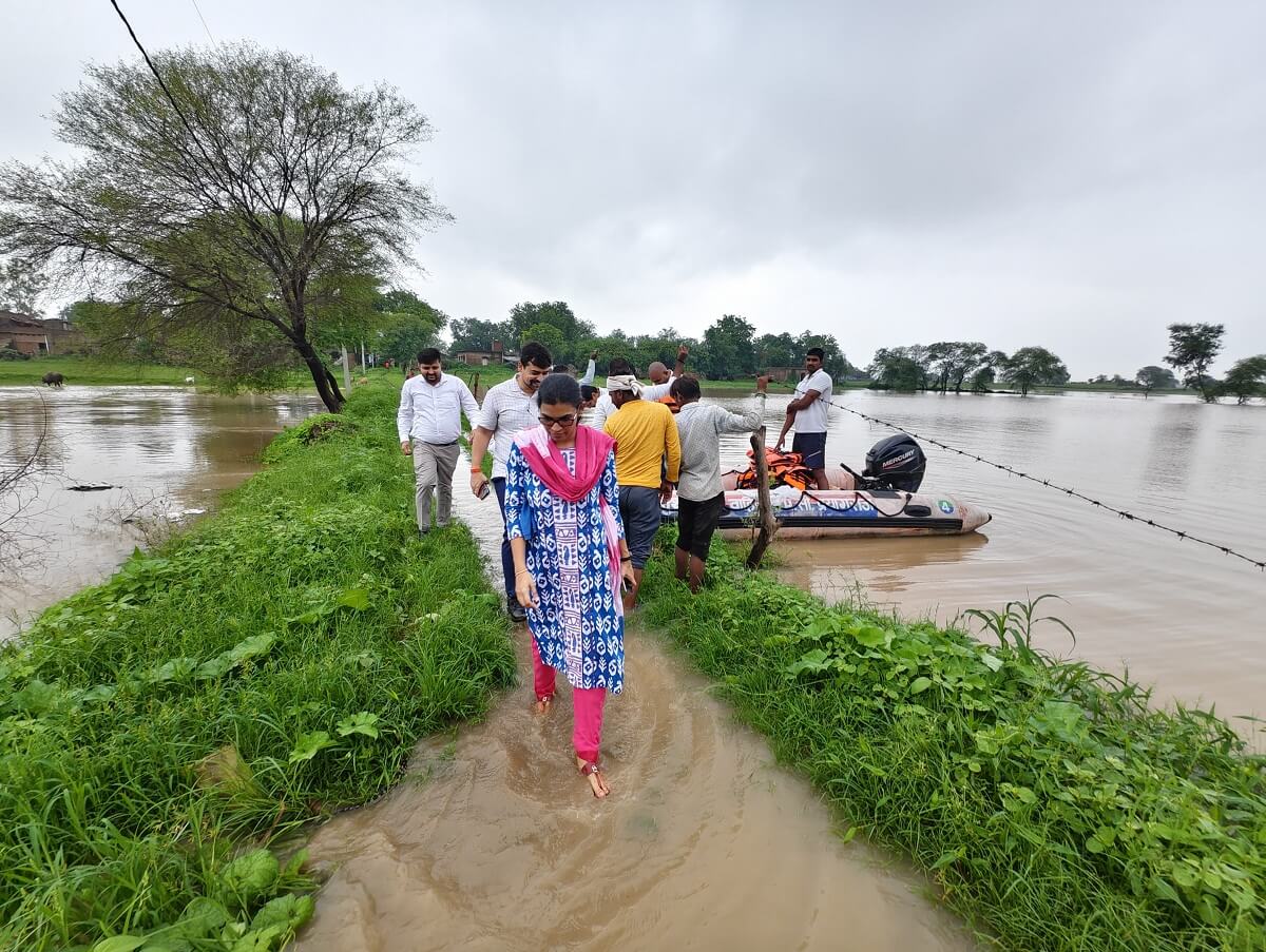 Banda DM J. Reebha visiting flood affected areas in Banda