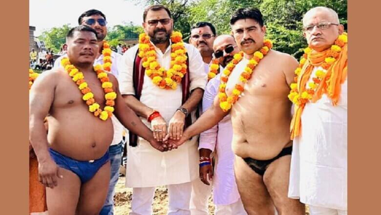 बांदा: विधायक ने पहलवानों के हाथ मिलवाकर शुरू कराया दंगल