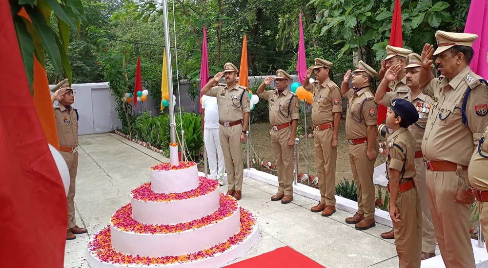 Banda DIG and SP hoisted flag