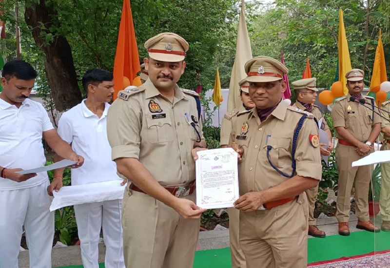 Banda DIG and SP hoisted flag