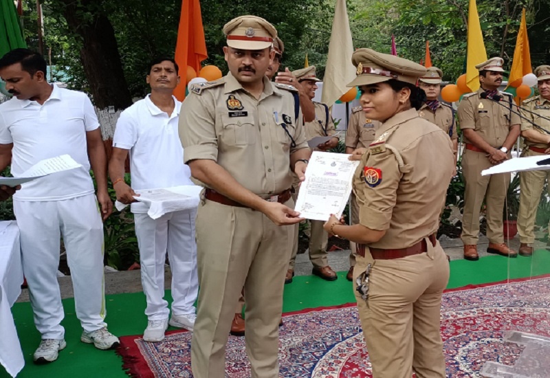 Banda DIG and SP hoisted flag