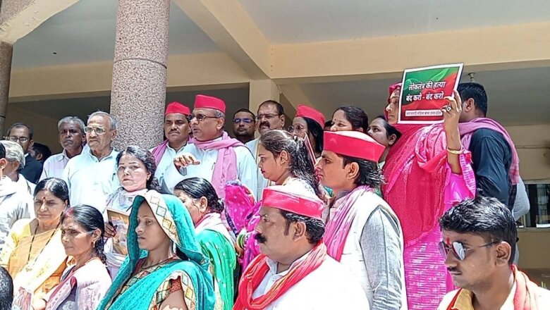 बांदा में सपाइयों ने खाद की समस्या के खिलाफ किया प्रदर्शन-ज्ञापन