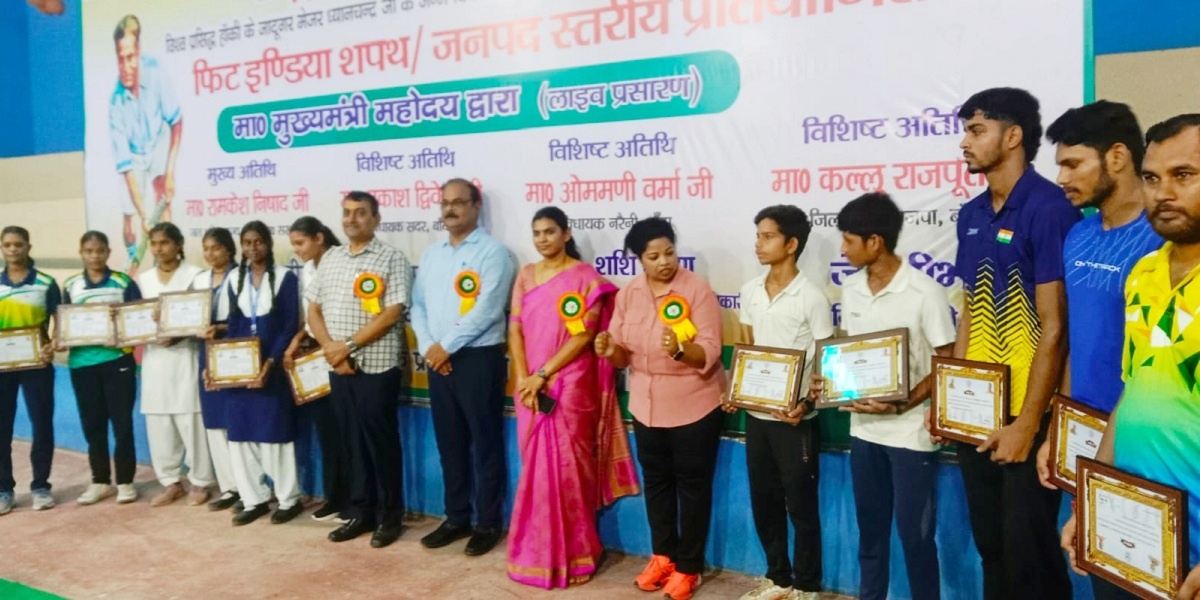 Minister Ramkesh Nishad honored players at Banda Sports Stadium