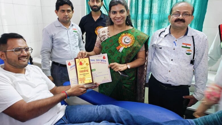 बांदा DM जे. रीभा ने रक्तदाताओं को किया सम्मानित