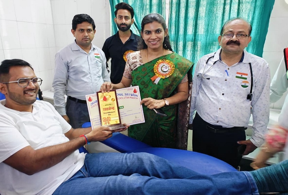 Banda DM J. Reebha honored blood donors 