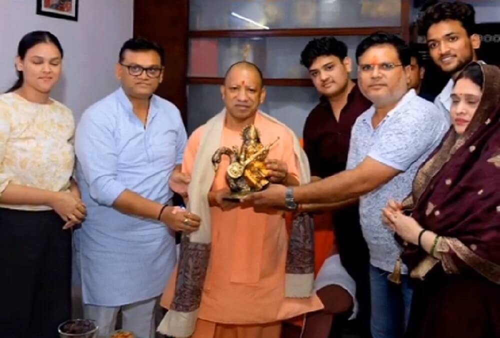 CMYogi Adityanath reached house of Minister of State Dinesh Khatik in Meerut 
