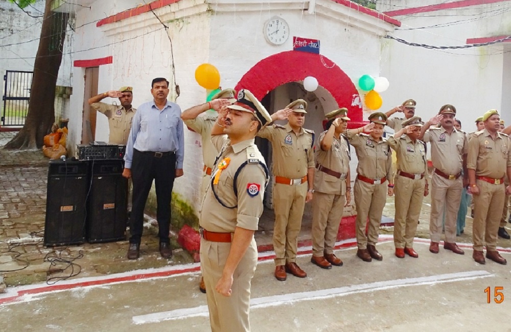Jail Superintendent Anil Gautam hoisted flag in Banda Jail