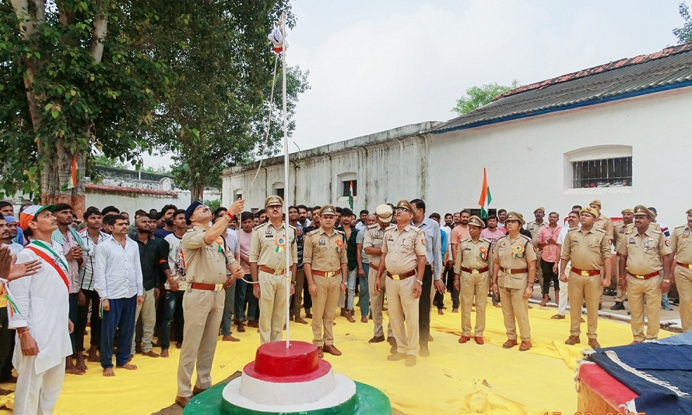 Jail Superintendent Anil Gautam hoisted flag in Banda Jail