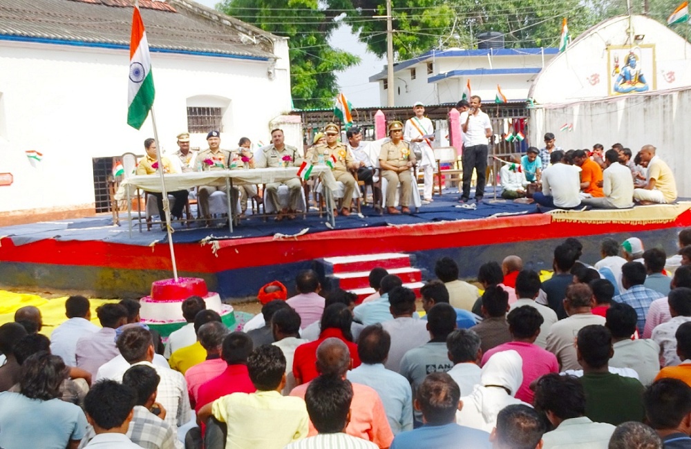 Jail Superintendent Anil Gautam hoisted flag in Banda Jail