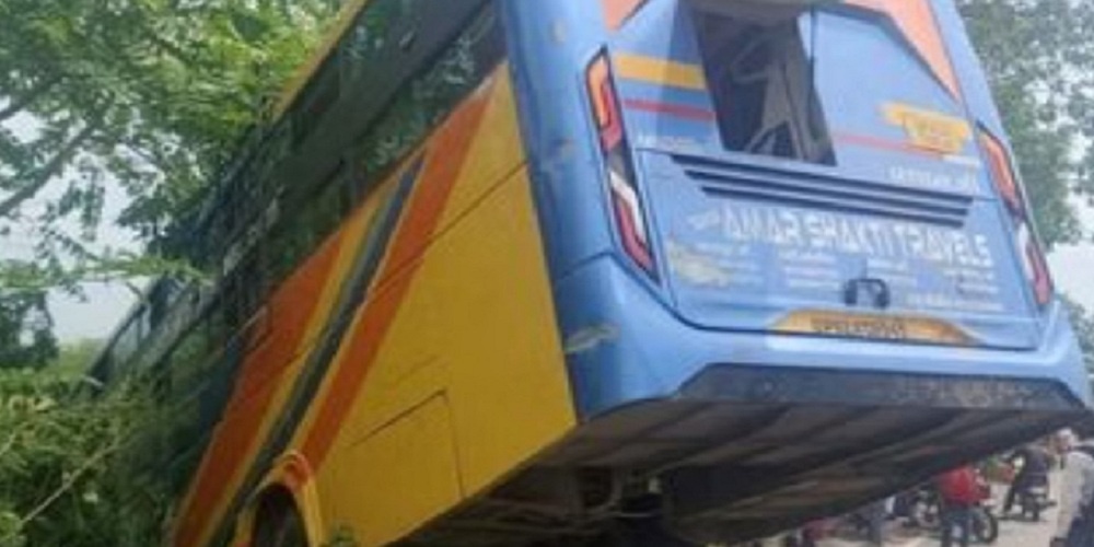 In Mahoba sleeper-bus-fell-into-ditch-passengers-had-narrow-escape