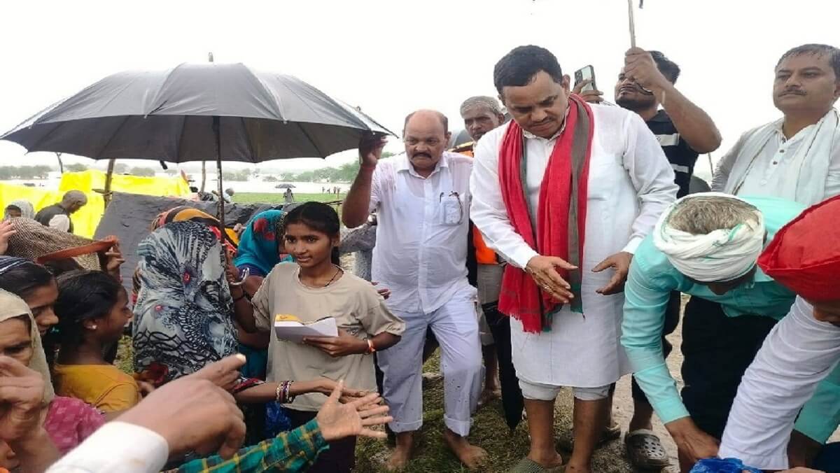 Banda: Former Rajya Sabha MP distributed relief material in Palani area 