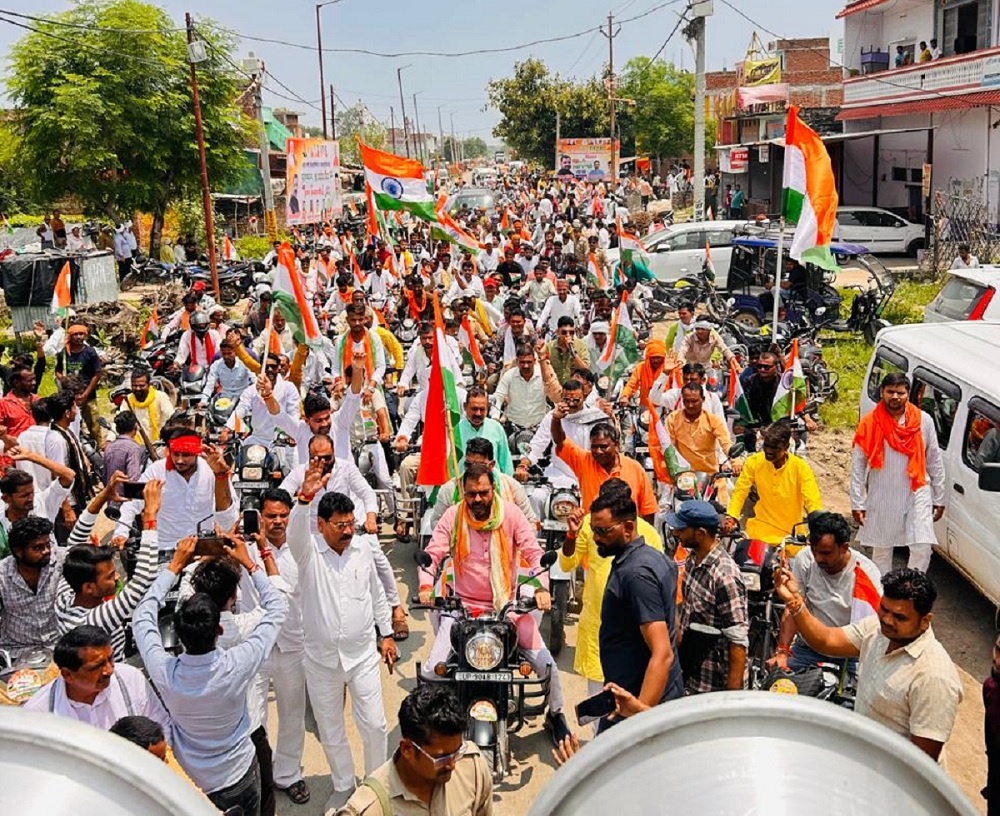 Amazing huge tricolor yatra in Banda thousands of workers gathered under leadership of Sadar MLA