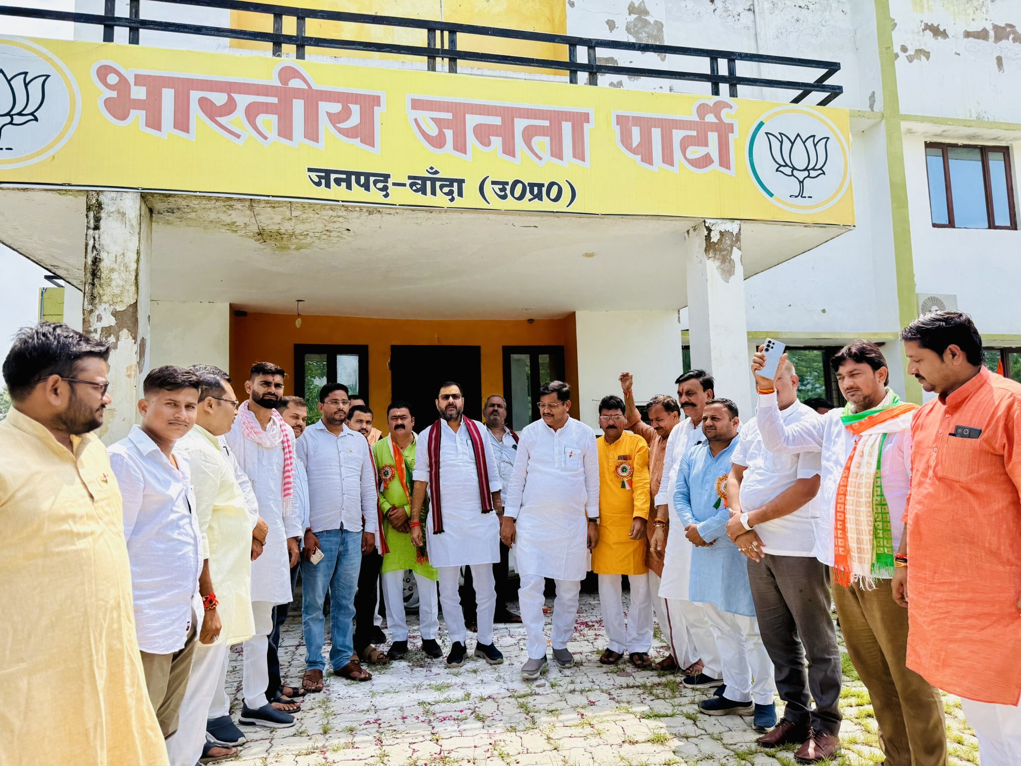 Banda: Flag hoisting took place at BJP office-Minister and MLA were present