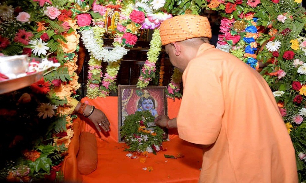 CM Yogi immersed in devotion on Janmashtami-CM laughed out loud seeing Ravi Kishan 'dancing' 