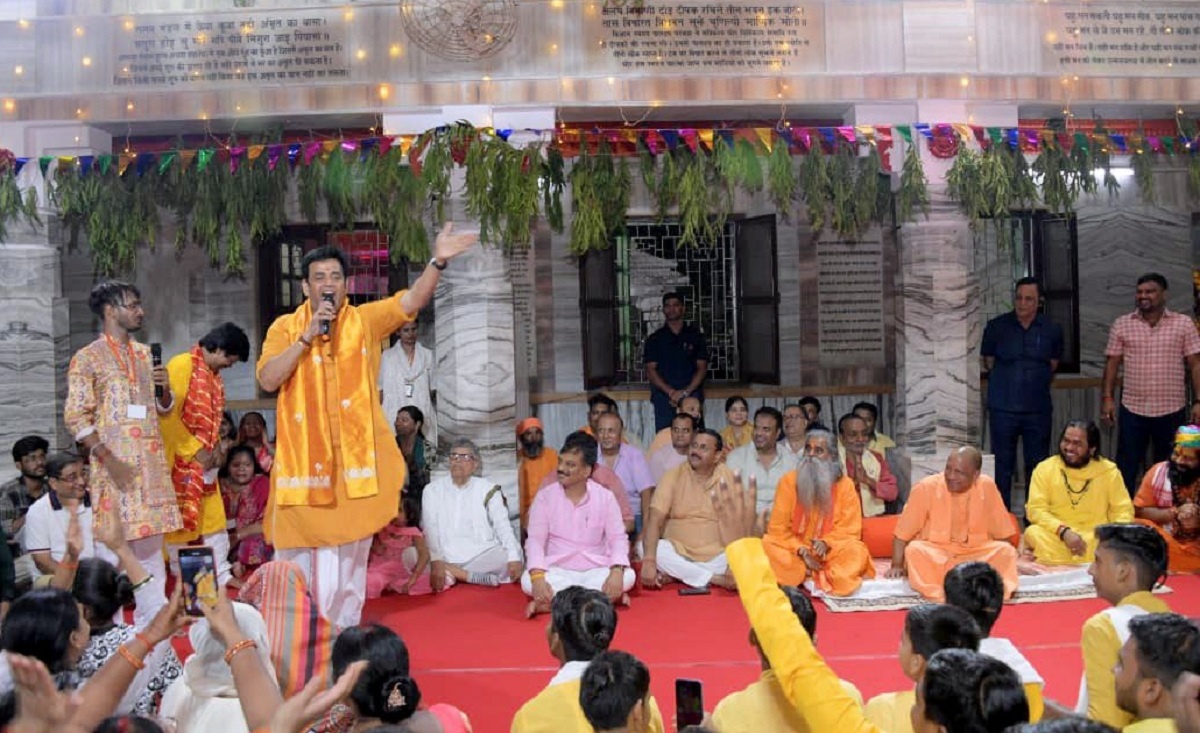 CM Yogi immersed in devotion on Janmashtami-CM laughed out loud seeing Ravi Kishan 'dancing' 
