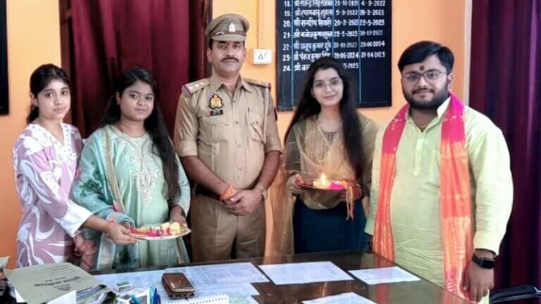ABVP girl students tied Rakhi to police officers and soldiers