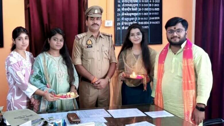 Banda: एबीवीपी छात्राओं ने पुलिस अधिकारियों व जवानों को बांधी राखी