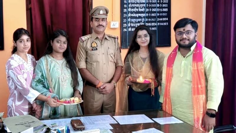 ABVP girl students tied Rakhi to police officers and soldiers