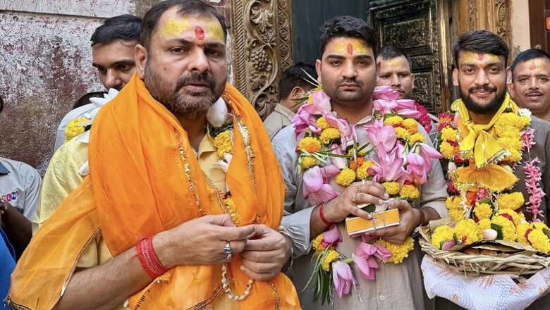 बांके बिहारी के दरबार में बांदा विधायक, सबकी खुशहाली की प्रार्थना