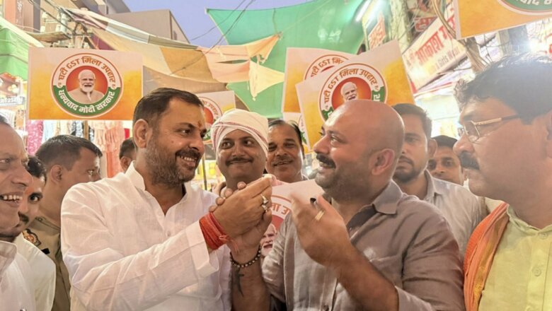 GST: Banda BJP Sadar MLA sweetened the mouth of traders