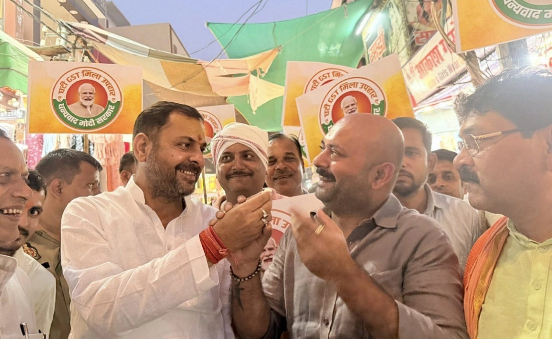 GST: Banda BJP Sadar MLA sweetened the mouth of traders 