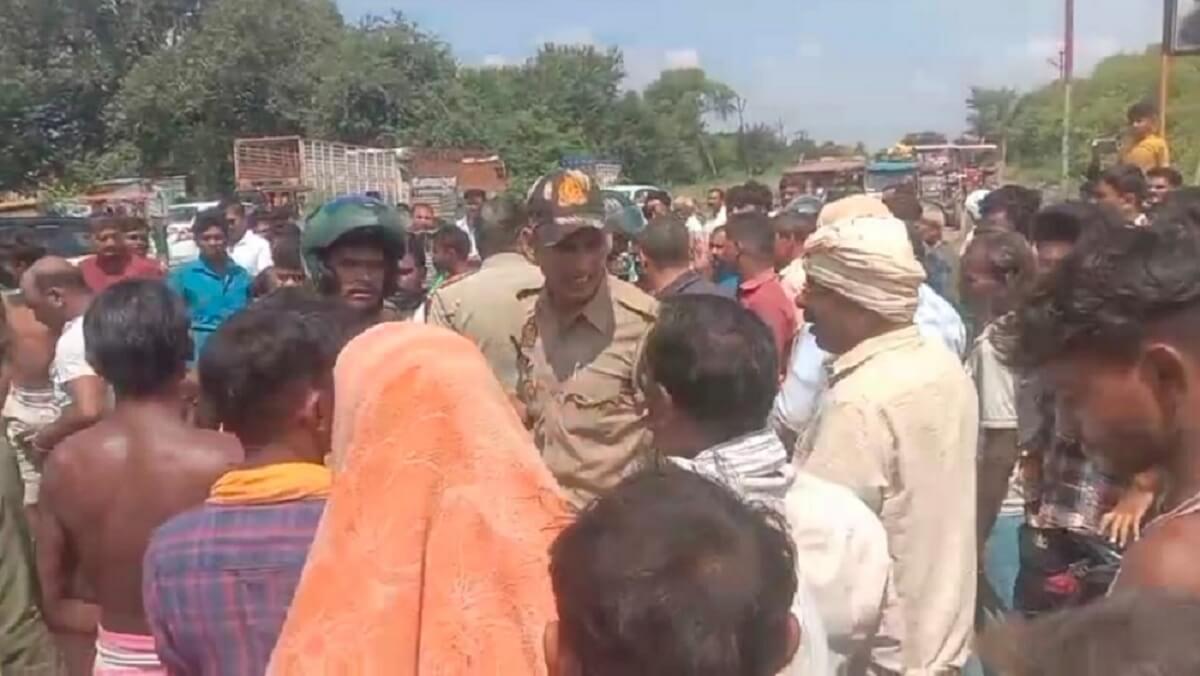 Banda: People from Kerala were taking car auctioned for Rs 112 from Kanpur-were beaten up thinking they were thieves 