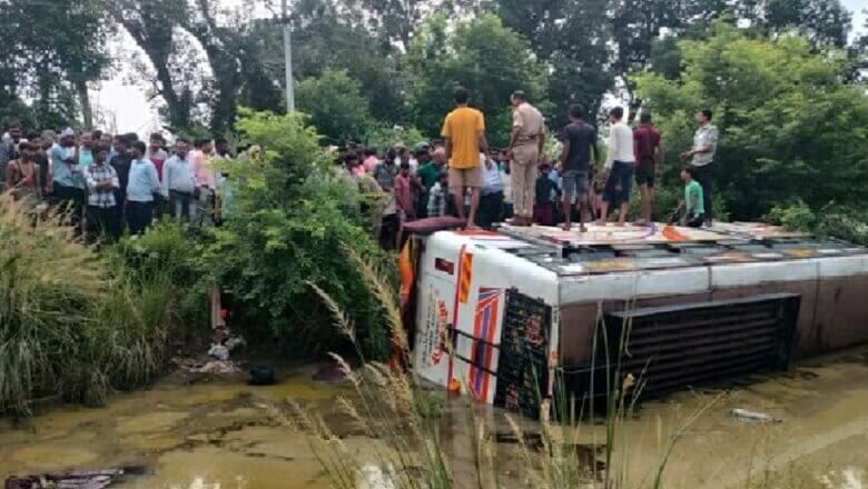 बड़ा हादसा-स्कूल बस बाइक को टक्कर मारकर पल्टी, पिता-पुत्र की मौत-कई छात्र-छात्राएं घायल