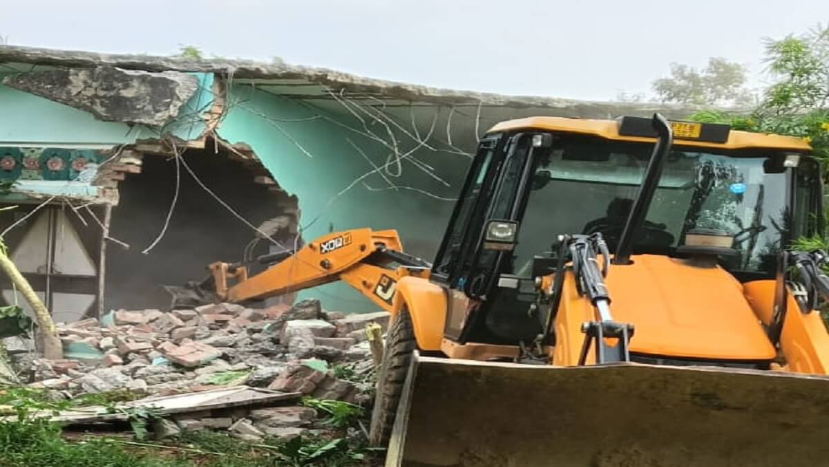 Bulldozer runs on house of accused of raping an innocent in Banda 