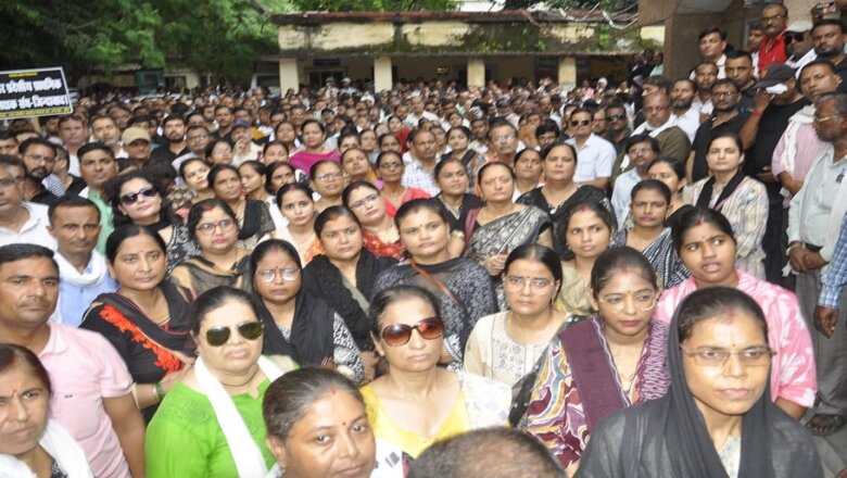बांदा में शिक्षकों का काले कपड़ों में बड़ा प्रदर्शन-प्रधानमंत्री को ज्ञापन