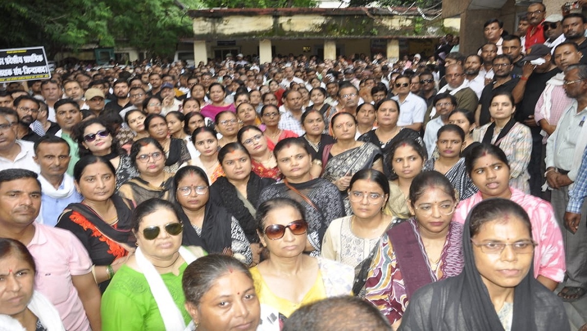 Teachers in black clothes stage massive protest in Banda-send memorandum to Prime Minister 
