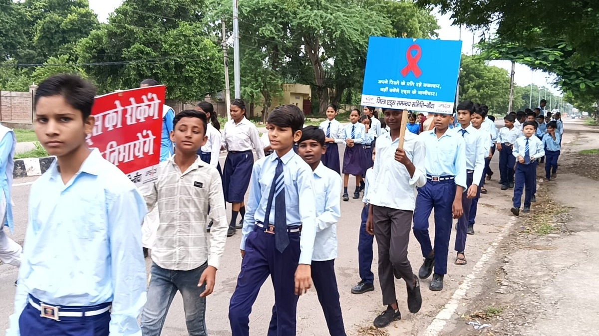 Banda: Officials took out an AIDS awareness rally with school children 