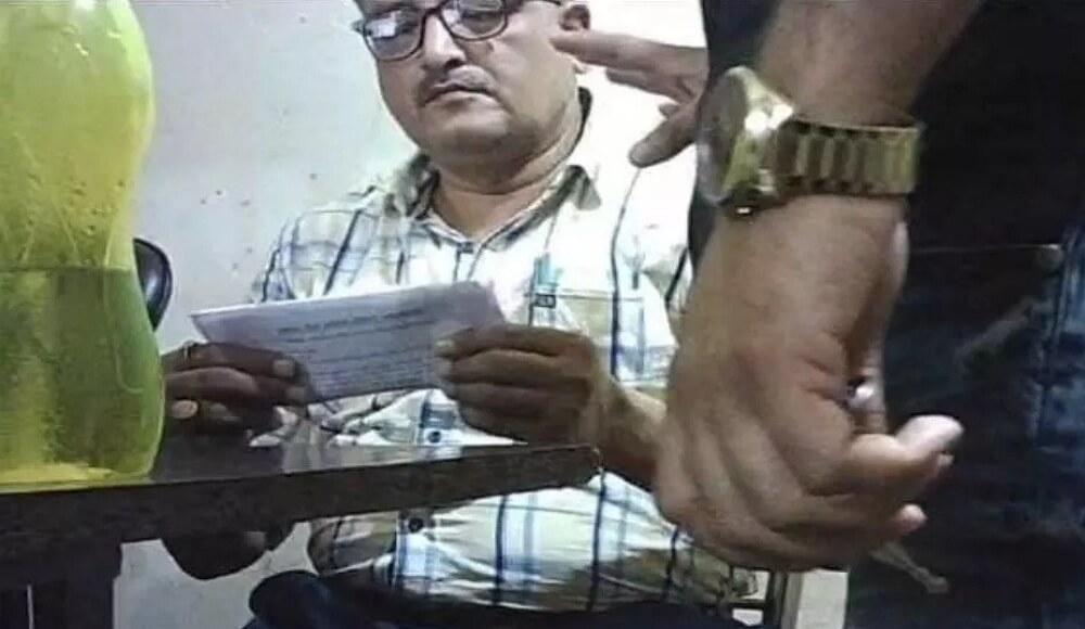 Mahoba: Mahoba's excise officer suspended-video went viral