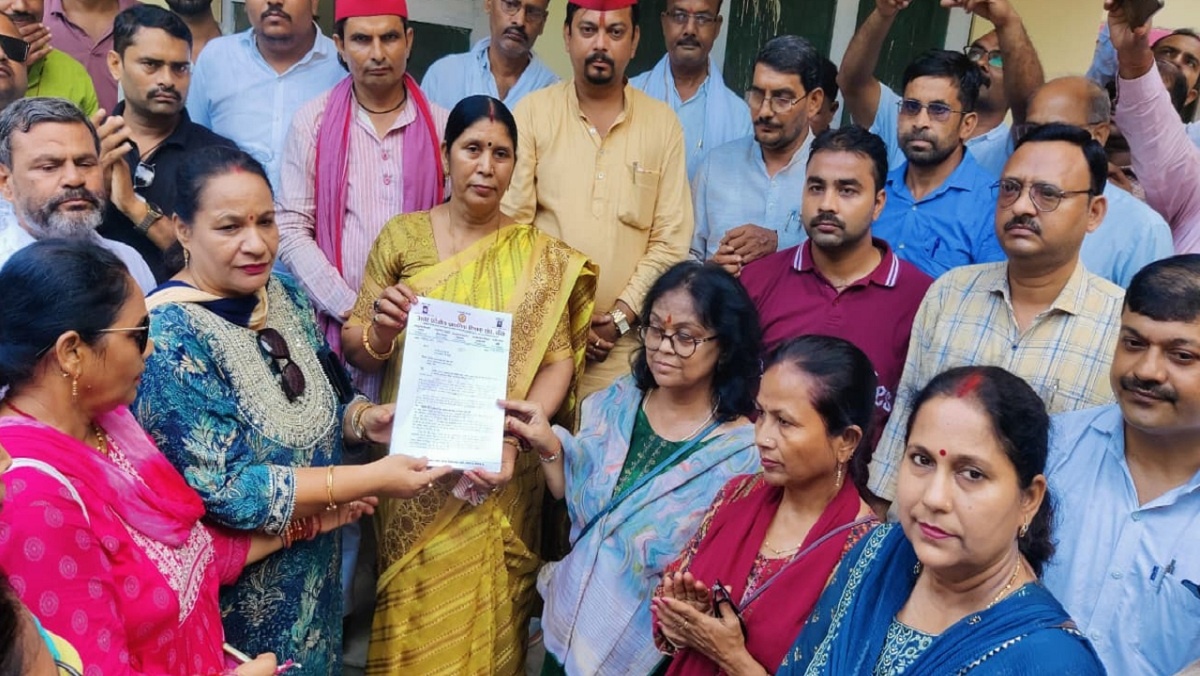 Primary teachers in Banda submitted memorandum to MP 