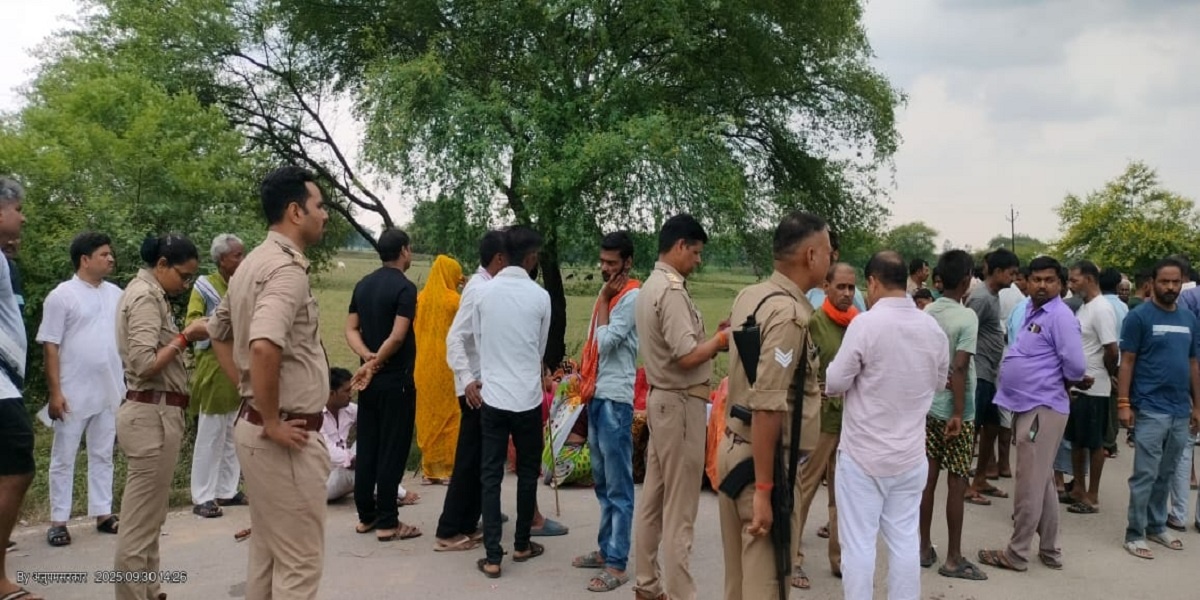 in Banda Farmer dies in accident-family-villagers block road and create ruckus 