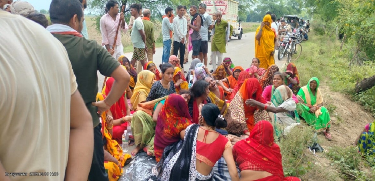 in Banda Farmer dies in accident-family-villagers block road and create ruckus 