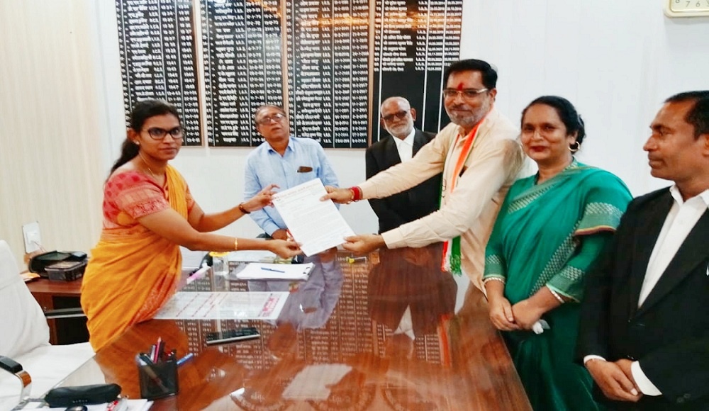 in Banda Congressmen met DM and presented memorandum 