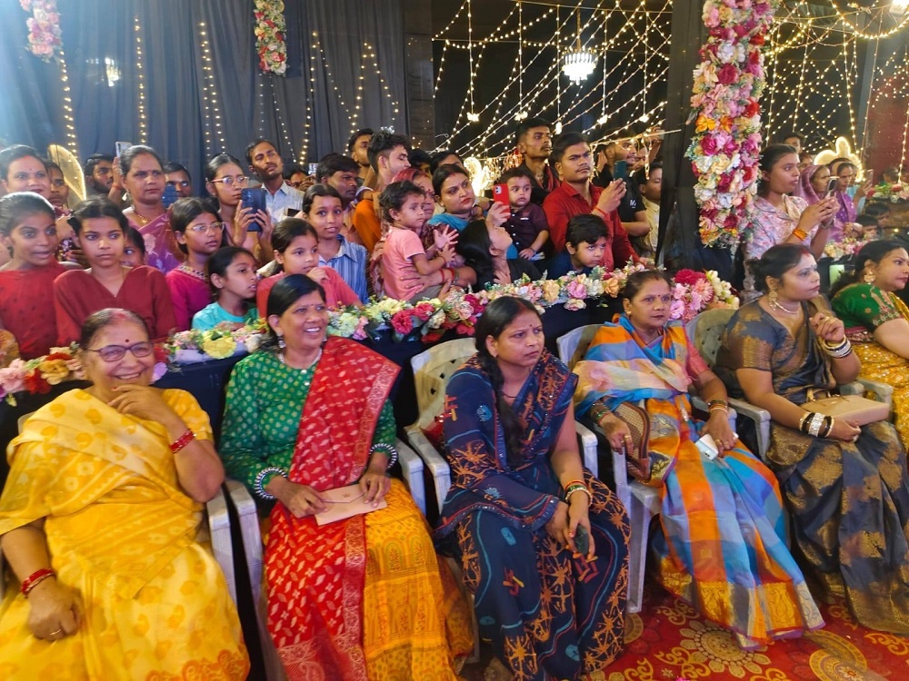 Dandiya in full swing former Zilla Parishad president boosted enthusiasm of artists in Banda 