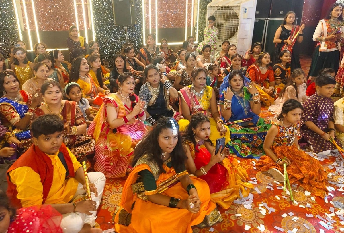 Dandiya in full swing former Zilla Parishad president boosted enthusiasm of artists in Banda 