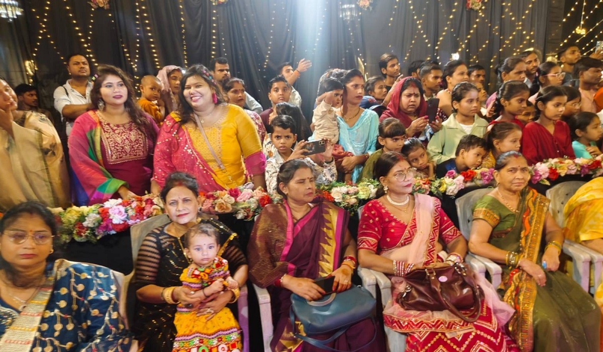 Dandiya in full swing former Zilla Parishad president boosted enthusiasm of artists in Banda 