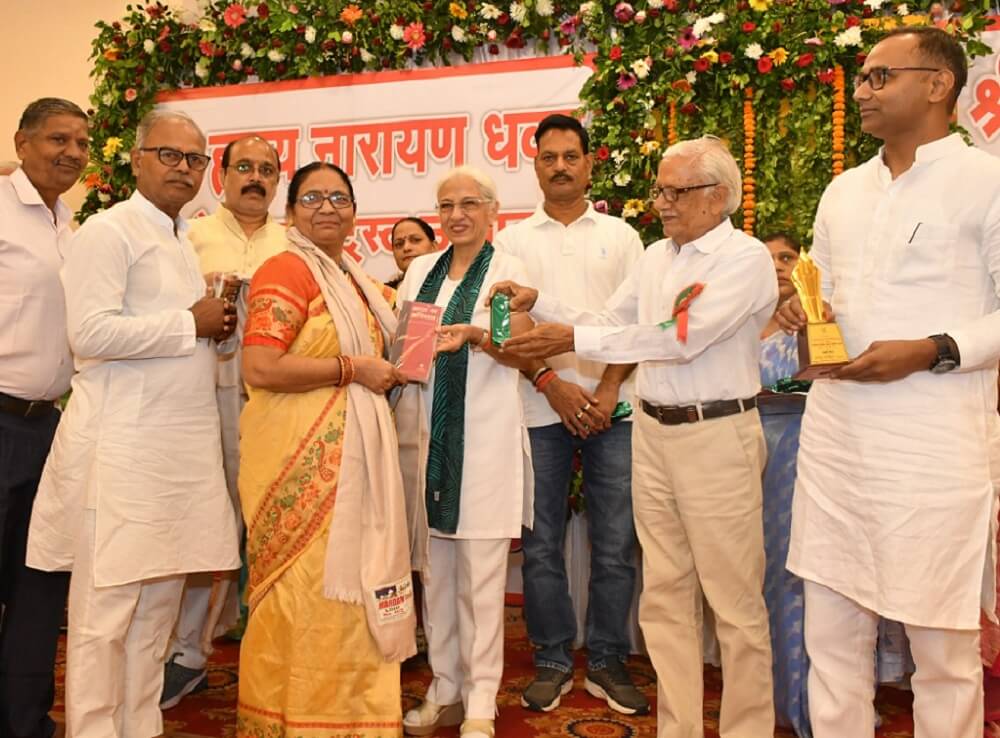 Unnao: ex mp Annu Tandon honored retired teachers