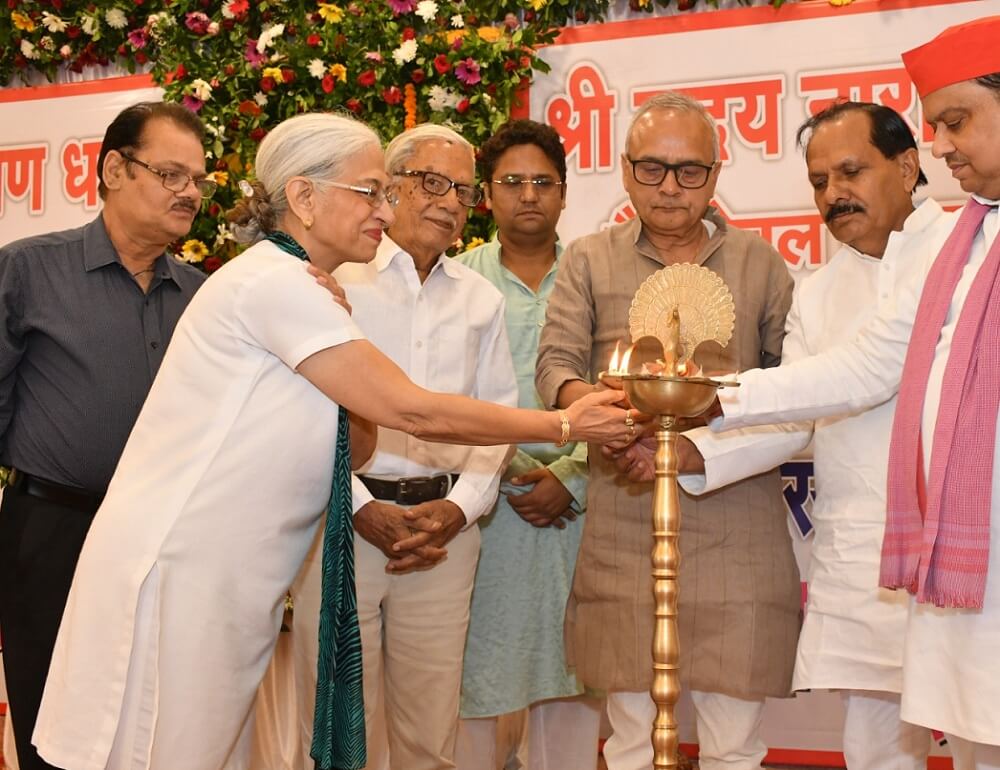 Unnao: ex mp Annu Tandon honored retired teachers