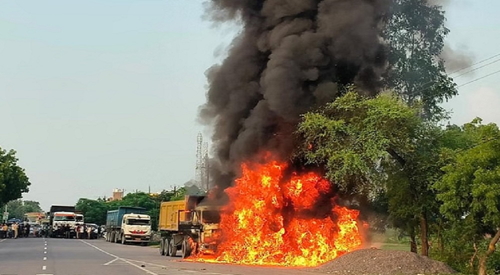 Kanpur: moving dumper caught fire-driver saved his life by jumping out 