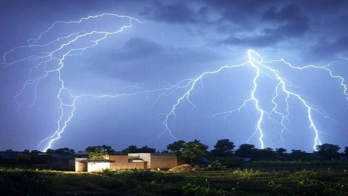 lightning-fell-on-tree-woman-died-two-people-dies-in-accidents-in-banda