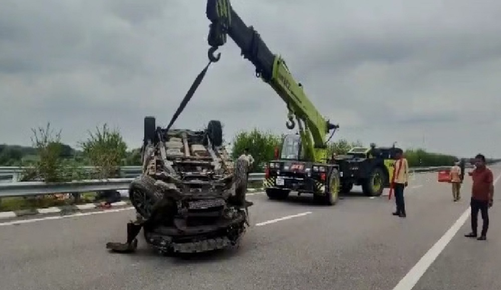 mother-and-son-die-after-scorpio-overturns-on-bundelkhand-expressway-in-hamirpur