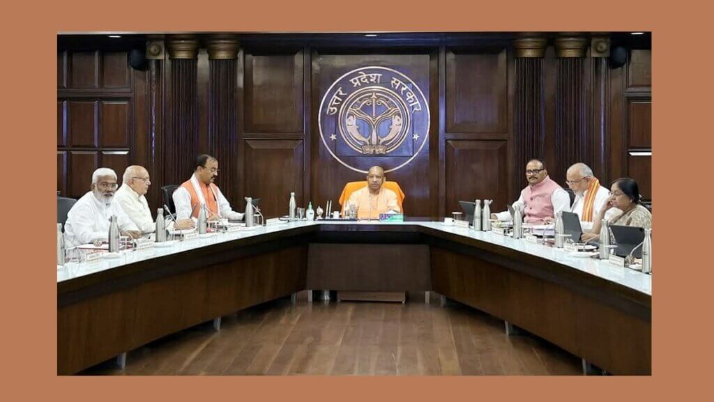 यूपी कैबिनेट की बैठक में सीएम योगी।