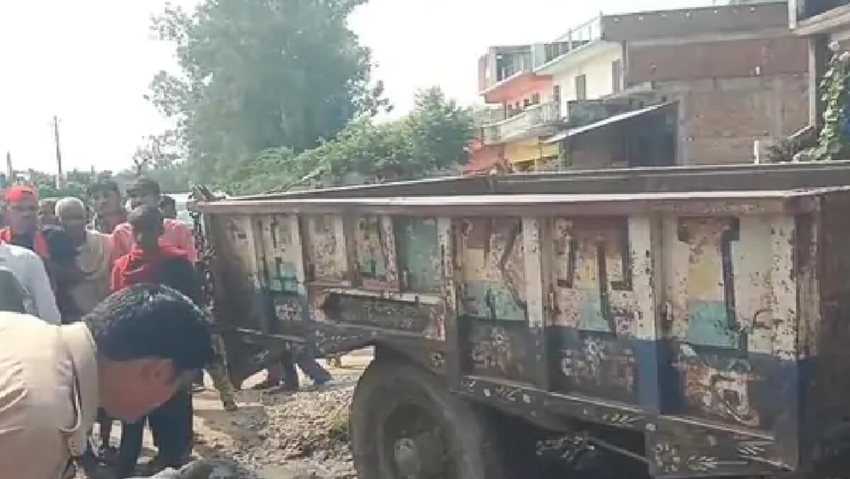 Road accident in Banda-tractor crushes bike rider, dies on spot 