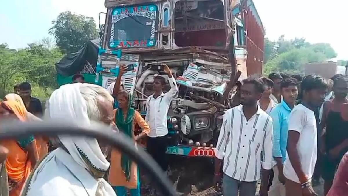 in Banda Angry villagers blocked road after stopping accident-hit truck-read full news 
